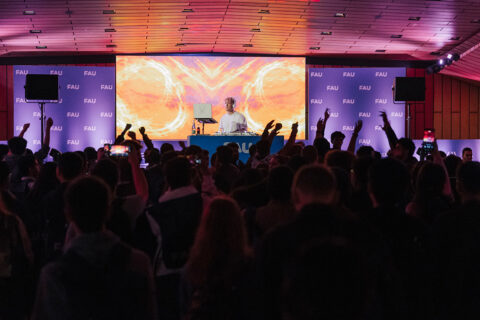 First semester welcome 2025 in the Heinrich-Lades-Halle. (Image: FAU/Giulia Iannicelli)