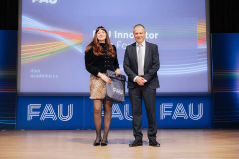 The FAU Dies Academicus 2025: FAU innovator Jana Forkel and VP People Andreas Hirsch. (Image: FAU/Giulia Iannicelli)