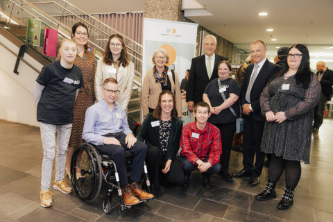 The FAU Dies Academicus 2025: Interior Minister Joachim Herrman and the organizers and education professionals of the "Inclusive Education Bavaria" project. (Image: FAU/Giulia Iannicelli)
