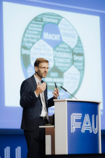 The FAU Dies Academicus 2025: Keynote speaker Thomas Demmelhuber. (Image: FAU/Giulia Iannicelli)