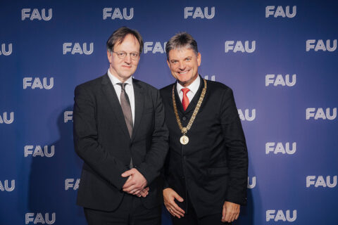 FAU Awards 2025: FAU Ambassador Harald Haas (l.) und FAU-Präsident Joachim Hornegger (r.). (Bild: FAU/Giulia Iannicelli)