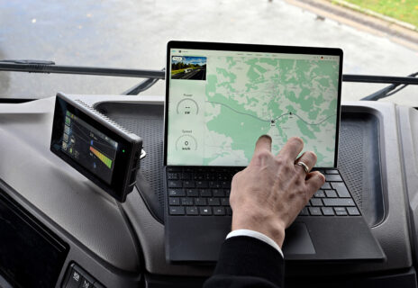 One kilometer of future on asphalt: Construction on the A6 near Amberg is complete, and testing is now underway. (Image: FAU/Harald Sippel)