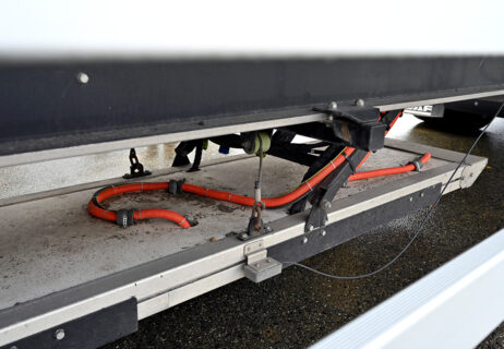 Counter coil in the vehicle. This absorbs the energy from the coils in the road surface and feeds it directly into the battery. (Image: FAU/FAU/Harald Sippel)