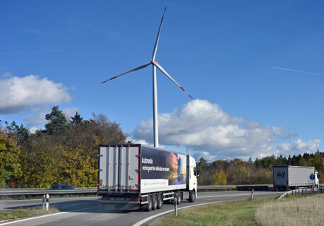 One kilometer of future on asphalt: Construction on the A6 near Amberg is complete, and testing is now underway. (Image: FAU/Harald Sippel)