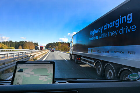 One kilometer of future on asphalt: Construction on the A6 near Amberg is complete, and testing is now underway. (Image: FAU/Harald Sippel)