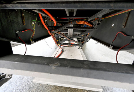 Counter coil in the vehicle. This absorbs the energy from the coils in the road surface and feeds it directly into the battery. (Image: FAU/Harald Sippel)