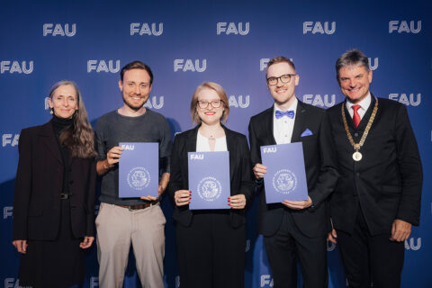 Lehrpreisträgerinnen und -träger (v. l.) zusammen mit Vizepräsidentin Education Prof. Dr. Andrea Bréard (l.) und FAU-Präsident Prof. Dr. Joachim Hornegger (r.): Tobias Baumeister, Katharina Zink, Johannes Frank. (Bild: FAU/Giulia Iannicelli)