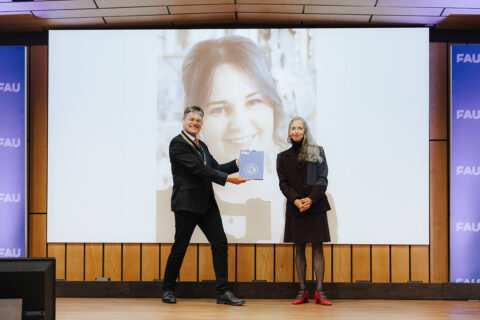 FAU-Präsident Hornegger und Vizepräsidentin Education Andrea Bréard übergeben in Abwesenheit den Lehrpreises der Naturwissenschaftlichen Fakultät an Dr. Emma Dunne. (Bild: FAU/Giulia Iannicelli)