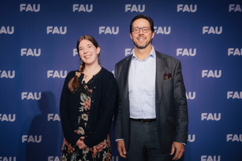Nachhaltigkeitspreisträgerin Education Dr. Anette Regulous (l.) mit Matthias Fifka, Nachhaltigkeitsbeauftragter der FAU (r.). (Bild: FAU/Giulia Iannicelli)