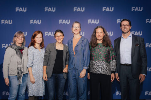Trägerinnen und Träger ders Nachhaltigkeitspreises Outreach der FAU zusammen mit dem Nachhaltigkeitsbeauftragten Prof. Dr. Matthias Fifka(r.): Projekt „Lokale Bündnisse stärken – Praxisnah und Vernetzt in Erlangen“. (Bild: FAU/Giulia Iannicelli)