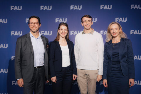 Trägerinnen und Träger ders Nachhaltigkeitspreises People der FAU zusammen mit dem Nachhaltigkeitsbeauftragten Prof. Dr. Matthias Fifka(r.): Das Projekt „GreenThread: maßgeschneiderte Enzyme und Mikroben für biobasiertes Textilrecycling“. (Bild: FAU/Giulia Iannicelli)