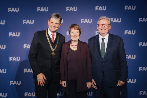 FAU Präsident Joachim Hornegger (l.) mit Trägerin und Träger der FAU Verdienstmedaille Renate Wittern-Sterzel (m.) und Jürgen Schüttler (r.). (Bild: FAU/Giulia Iannicelli)